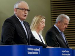 Frans Timmermans (izq.) urge a Europa a respetar los acuerdos de asilo; los refugiados sufren las deficiencias en este aspecto. EFE / O. Hoslet