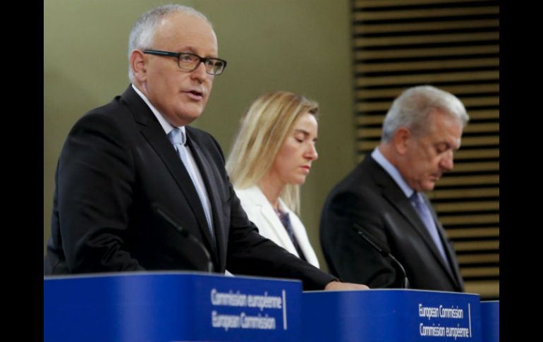 Frans Timmermans (izq.) urge a Europa a respetar los acuerdos de asilo; los refugiados sufren las deficiencias en este aspecto. EFE / O. Hoslet