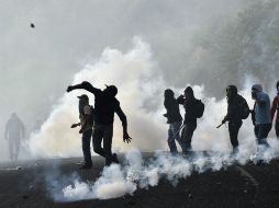 El choque de normalistas y policías se dio en el marco del traslado de los jóvenes hacia la Ciudad de México. AFP / Y. Cortez