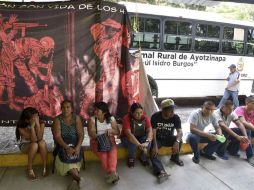 A casi un año de su desaparición, familiares de los 43 estudiantes de Ayotzinapa exigen respuestas a las autoridades. AFP / Y. Cortez