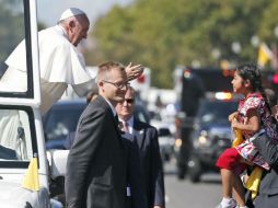 Vestida con un traje típico oaxaqueño caminó hacia el papamóvil para pedirle que ayude a legalizar a 11 millones de inmigrantes. EFE / A. Brandon