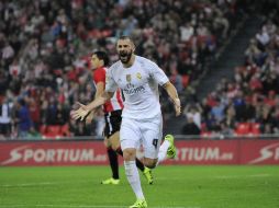 Karim Benzema aprovechó los errores cometidos por el Athletic Club en San Mamés para marcar dos goles. EFE / A. Barrientos