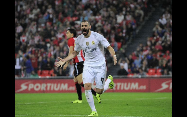 Karim Benzema aprovechó los errores cometidos por el Athletic Club en San Mamés para marcar dos goles. EFE / A. Barrientos