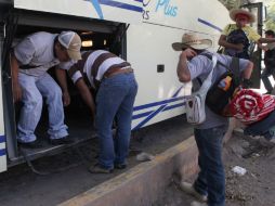 En tres autobuses, los padres de los normalistas para concentrase frente a la Catedral Metropolitana. SUN / ARCHIVO