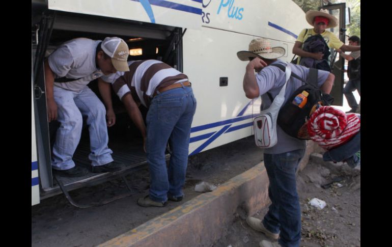 En tres autobuses, los padres de los normalistas para concentrase frente a la Catedral Metropolitana. SUN / ARCHIVO