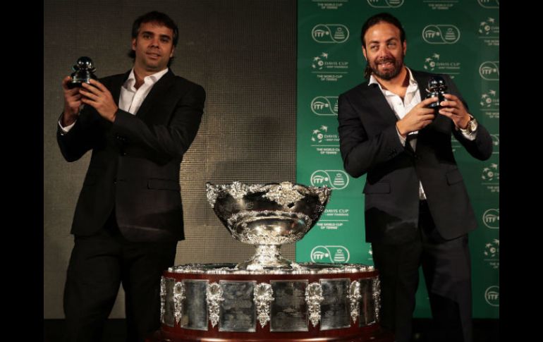 Los ex tenistas chilenos Fernando González (izquierda) y Nicolas Massú estuvieron presentes en el sorteo realizado ayer en Santiago. EFE / F. Trueba