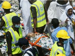 Peregrinos reciben atención médica tras una avalancha de gente en La Meca en Arabia Saudita. EFE / A. Yosri