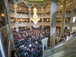 Más de 80 mil fieles se congregaron dentro y en las inmediaciones de la considerada como la mezquita más grande de Europa. AP / A. Zemlianichenko