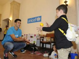 Djokovic advierte de las malas condiciones en que viven estos niños. TWITTER / @unicefsrbija