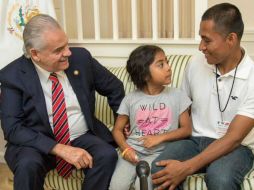 La Embajada de México en EU comparte algunas fotos del encuentro de Miguel Basáñez con la niña y su padre. TWITTER / @EmbamexEUA