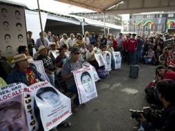 Tras la conferencia de prensa, los padres de los normalistas regresan a la carpa del Zócalo donde realizan un ayuno. AP / ARCHIVO