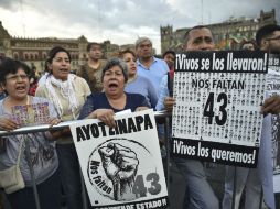 Familiares de los 43 normalistas exigieron justicia en el Zócalo capitalino. AFP / Y. Cortez