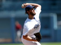 Clayton Kershaw recetó nueve ponches en una labor de cinco innings. AFP / S. Dunn