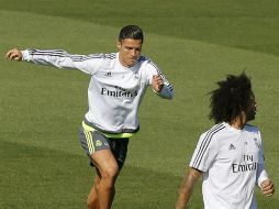 Cristiano Ronaldo (I) y el defensa brasileño Marcelo Vieira, durante el entrenamiento del equipo esta mañana. EFE / C. Moya