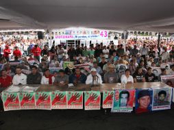 El Senado respalda las peticiones de los padres de los normalistas, un pliego petitorio de ocho puntos, que recibió Peña Nieto. AP / M. Ugarte