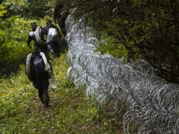 Soldados continúan levantando la alambrada en la frontera con Croacia en Hungría. EFE / G. Varga