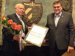 El rector de la Universidad de La Habana, Gustavo Cobreiro (d) entrega el título de Honoris Causa a José Narro Robles (i). EFE / E. Mastrascusa