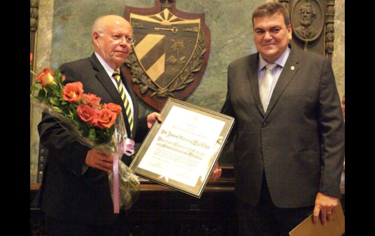 El rector de la Universidad de La Habana, Gustavo Cobreiro (d) entrega el título de Honoris Causa a José Narro Robles (i). EFE / E. Mastrascusa