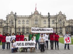 Un grupo de estudiantes y de familiares de desaparecidos por la violencia política en Perú participan en una manifestación. EFE / E. Cavero