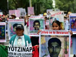 La marcha es encabezada por los padres de los 43 normalistas desaparecidos, seguida por los estudiantes de Ayotzinapa. AFP / R. Schemidt