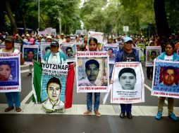 Los padres de los normalistas desaparecidos marchan sobre Paseo de la Reforma en la capital del país. AFP / R. Schemidt