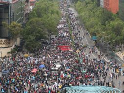 El contingente avanzó por avenida Juárez y luego por 5 de Mayo hasta llegar al Zócalo. EFE / M. Guzmán