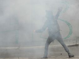 Los organizadores de la marcha les piden que detengan las agresiones, y gritan '¡No violencia!'. EFE / S. Gutiérrez