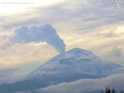 Durante las primeras horas del día se pudo observar una ligera emisión de vapor de agua con gas. TWITTER / @webcamsdemexico