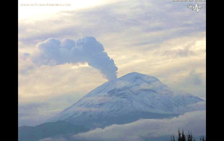 Durante las primeras horas del día se pudo observar una ligera emisión de vapor de agua con gas. TWITTER / @webcamsdemexico