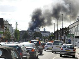 Bomberos lucharon el sábado durante varias horas para apagar el fuego en la mezquita Baitul Futuh en Morden, en Londres. AP / L. Hurley