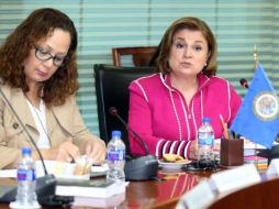 La presidenta de la Comisión, Rose-Marie Belle, y la procuradora Arely Gómez en la reunión de este lunes. TWITTER / @ArelyGomezGlz