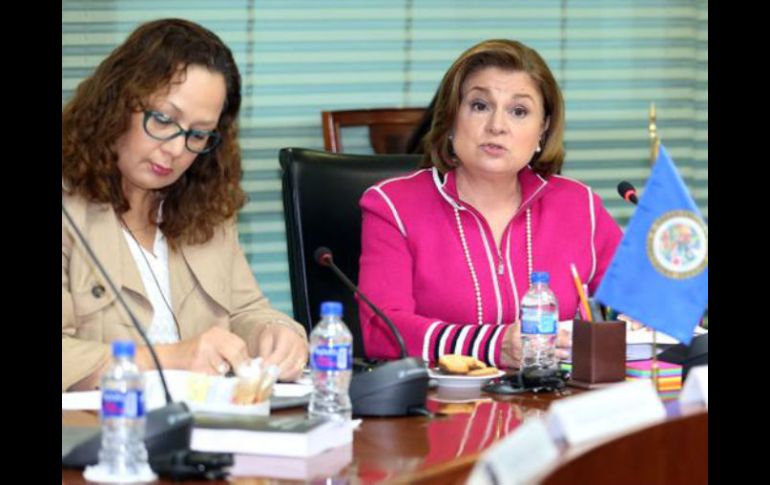 La presidenta de la Comisión, Rose-Marie Belle, y la procuradora Arely Gómez en la reunión de este lunes. TWITTER / @ArelyGomezGlz