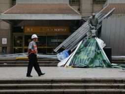 Se han desprendido partes de fachadas de edificios y letreros de establecimientos, y jardines y plantaciones han sido devastadas. AP / W. Santana