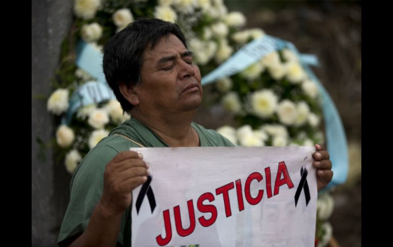 Padres de los normalistas aseguran que no confían en la SEIDO y sí, al 100%, en los expertos propuestos por la CIDH. AP / ARCHIVO