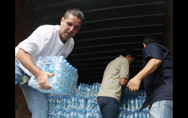 Algunos de los recursos que serán entregados son 15 mil despensas y 200 mil botellas de agua. EL INFORMADOR / ARCHIVO