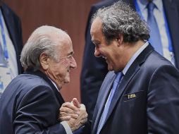 La disputa entre dirigentes se amplió tras las aspiraciones de Platini por reemplazar a Blatter. AFP / ARCHIVO