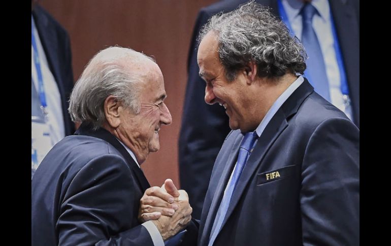 La disputa entre dirigentes se amplió tras las aspiraciones de Platini por reemplazar a Blatter. AFP / ARCHIVO