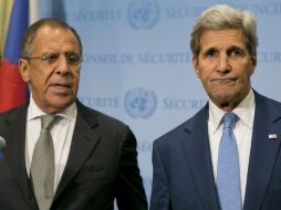 El canciller ruso, Serguei Lavrov (i) y Jonh Kerry (d) lograron una discusión sobre el futuro político de Siria. AFP / D. Reuter