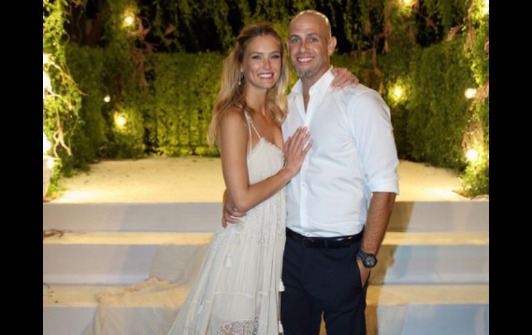 La modelo compartió la primera foto de su matrimonio en su cuenta de Instagram. INSTAGRAM / barrefaeli