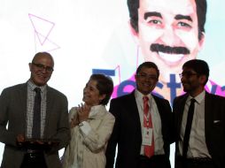 Aristegui posa junto a su equipo después de recibir el Premio de Periodismo Gabriel García Márquez en la categoría de cobertura. EFE / L. E. Noriega