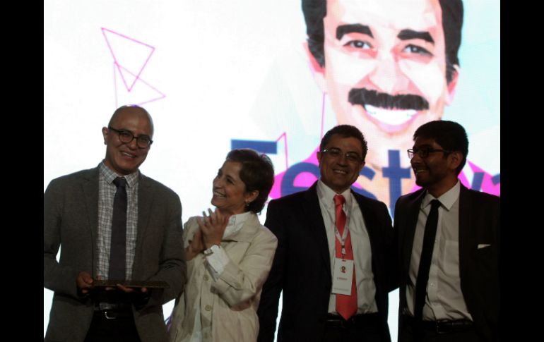 Aristegui posa junto a su equipo después de recibir el Premio de Periodismo Gabriel García Márquez en la categoría de cobertura. EFE / L. E. Noriega