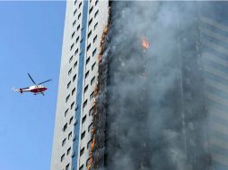 Rescatistas desalojaron toda la zona cercana al edificio y cerraron el paso al tráfico vehicular. AP / CORTESÍA