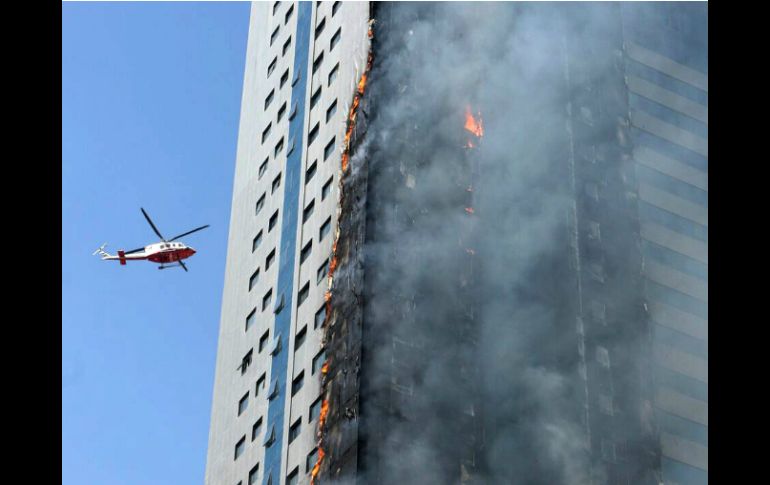 Rescatistas desalojaron toda la zona cercana al edificio y cerraron el paso al tráfico vehicular. AP / CORTESÍA