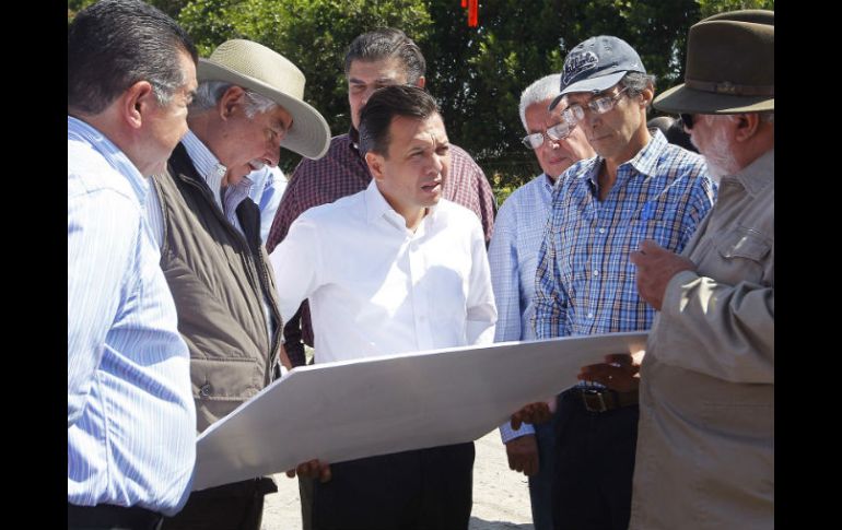 Pablo Lemus asistió al arranque de las obras, fue su primer acto como presidente municipal. EL INFORMADOR / E. Barrera