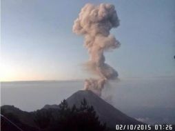 El Volcán El Colima emite esta mañana una fumarola que generó una columna de mil 800 metros de altura. TWITTER / @LUISFELIPE_P