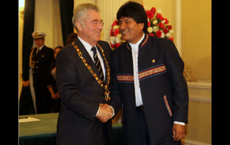 Legisladores bolivianos rindieron homenaje al presidente austriaco, Heinz Fischer; Morales lo distinguió con el 'Cóndor de los Andes'. EFE / M. Alipaz