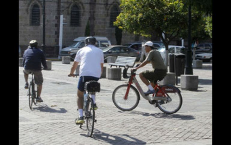 La bicicleta va ganándole terreno al automóvil, pues no produce emisiones contaminantes y resuelve los problemas de movilidad. EL INFORMADOR / ARCHIVO