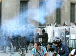 Elementos de seguridad acuden a cercar a los encapuchados, y evitar que sigan avanzando. EFE / M. Guzmán