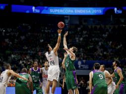 Al minuto 30 y durante todo el tercer cuarto, los madridistas ya tenían el marcador en su contra con (72-52). EFE / J. Zapata