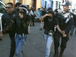 Entre los 52 detenidos hay 10 mujeres y menores de edad. Son  presentados ante el Ministerio Público. EFE / M. Arturo